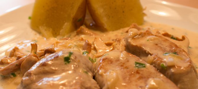 Schweinefilet in feiner Eierschwammerlsauce