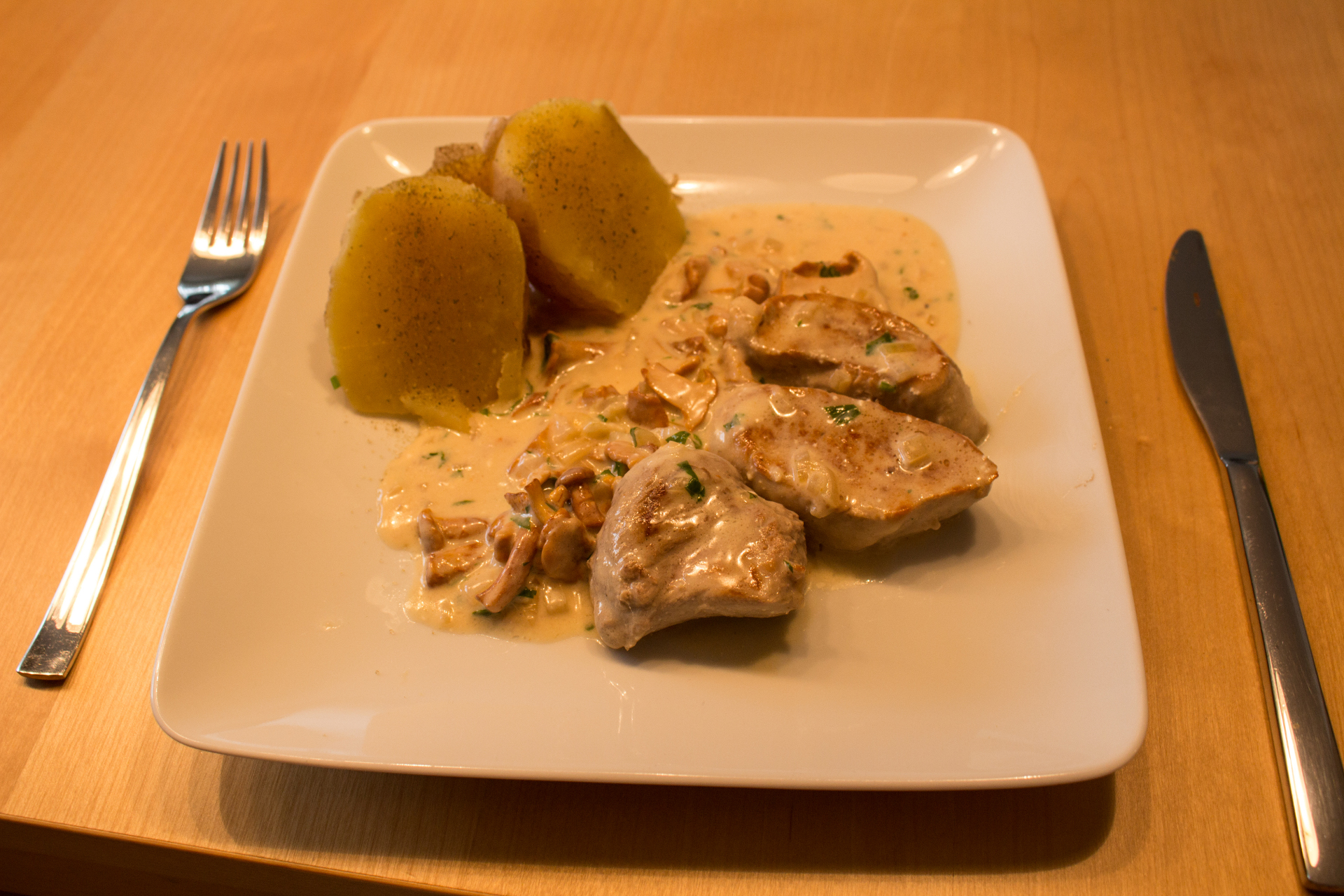 Schweinefilet mit Eierschwammerl angerichtet